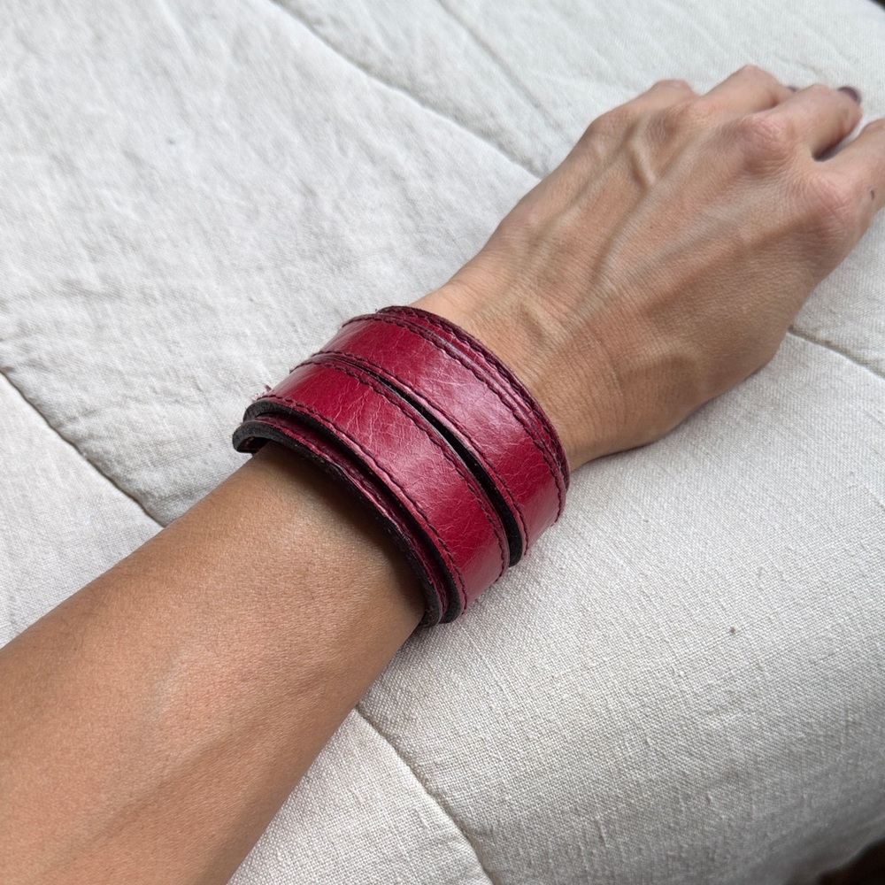 ⭐️ Elegant ⭐️ Cranberry Color Leather Cuff Bracelet - Picture 4 of 8